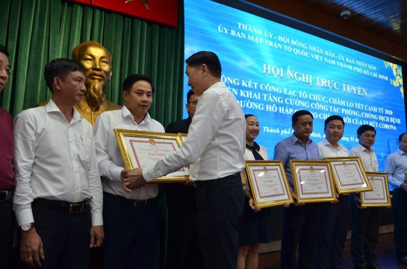 Đại diện Công ty cổ phần Lương thực thành phố Hồ Chí Minh cùng lãnh đạo các doanh nghiệp nhận bằng khen từ ông Lê Thanh Liêm – Phó Chủ tịch Thường trực UBND TPHCM