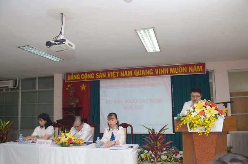 Ông Ngô Thành Giao – Phó phòng Tài chính – Kế toán Báo cáo thẩm tra tư cách đại biểu