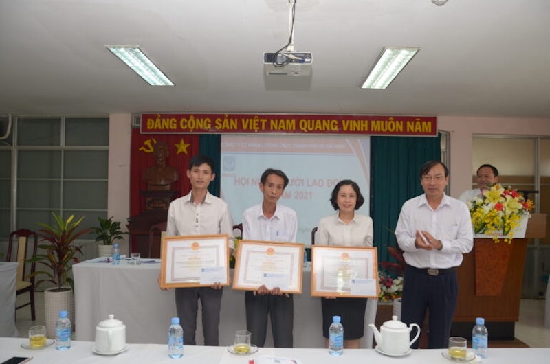 Ông Lê Minh Trượng – Ủy viên thường vụ Đảng ủy, Chủ tịch Công đoàn Tổng công ty Lương thực miền Nam Trao tặng Bằng khen của Chủ tịch Ủy ban quản lý vốn nhà nước tại doanh nghiệp cho các tập thể và cá nhân đã có thành tích xuất sắc trong công tác giai đoạn 2018 – 2019