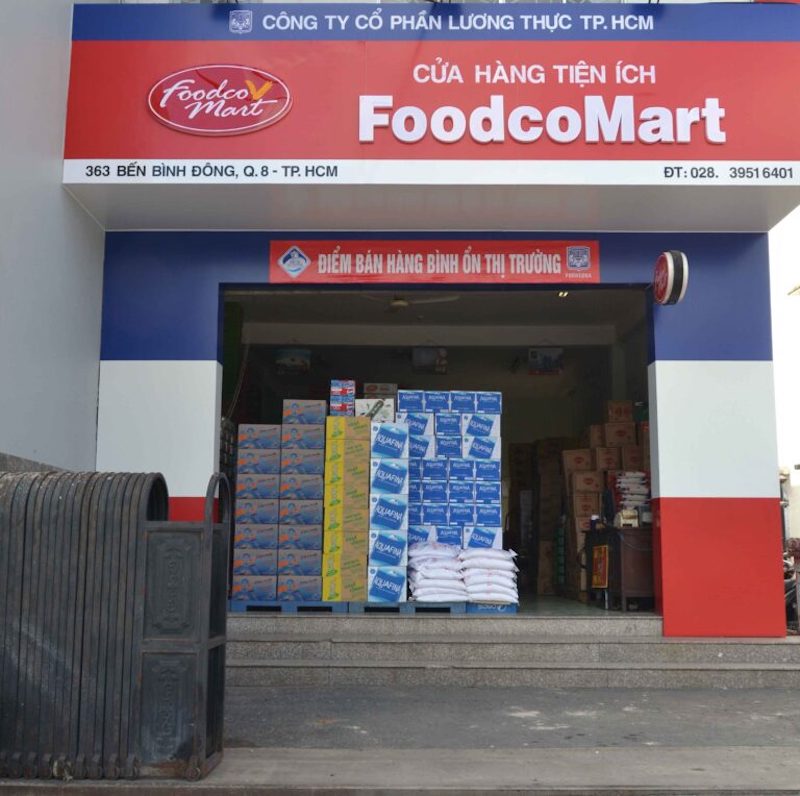 Hàng hóa được trưng bày tại cửa hàng FoodcoMart