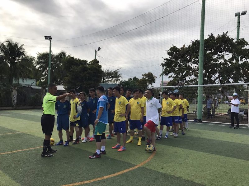 Trọng tài triển khai luật trước khi vào trận đấu giữa Lương thực TPHCM và Công ty Safoco