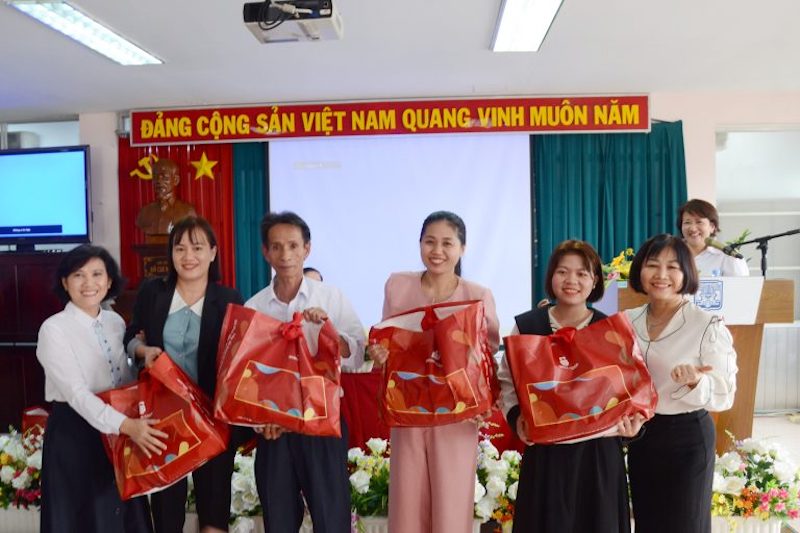 Ảnh: Đại diện người lao động nhận quà tặng chăm lo tết Quý Mão 2023 của CĐCS Công ty