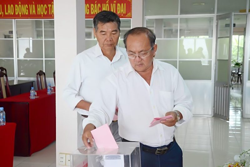 Ảnh: Lãnh đạo Công ty và người lao động bỏ phiếu bầu Ban thanh tra nhân dân