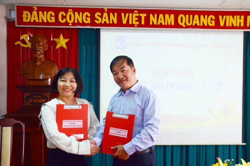 Ảnh: Tổng giám đốc và Chủ tịch CĐCS Công ty ký kết Thỏa ước lao động tập thể