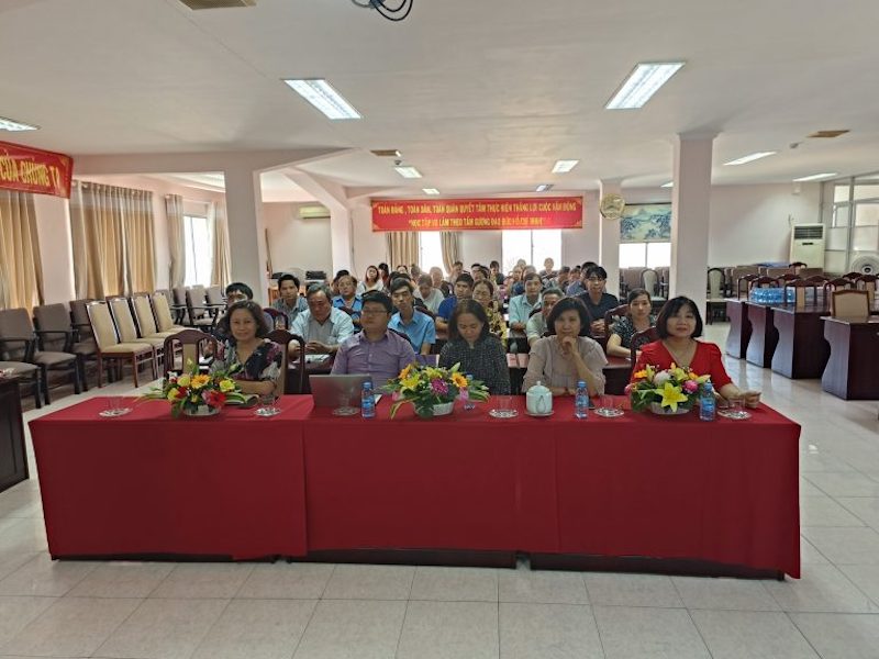 Ảnh: Bà Trần Thị Xuân Mai – Phó TGĐ Công ty (hàng đầu vị trí thứ 2 từ phải qua)