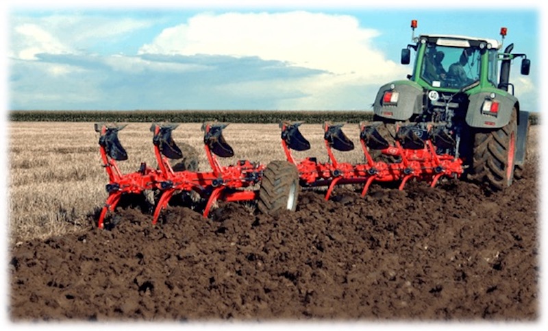 Hình 1: Máy xới đất trồng lúa giúp người dân tiết kiệm sức lao động, tăng năng suất