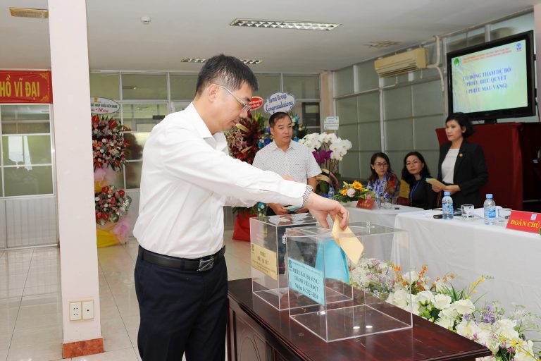 Đại biểu bỏ phiếu biểu quyết các nội dung trình tại Đại hội và phiếu bầu bổ sung thành viên HĐQT