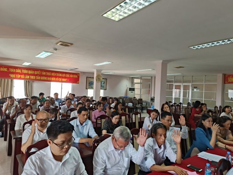 Ảnh: Đại biểu thảo luận và biểu quyết các dự thảo văn bản trình đại hội