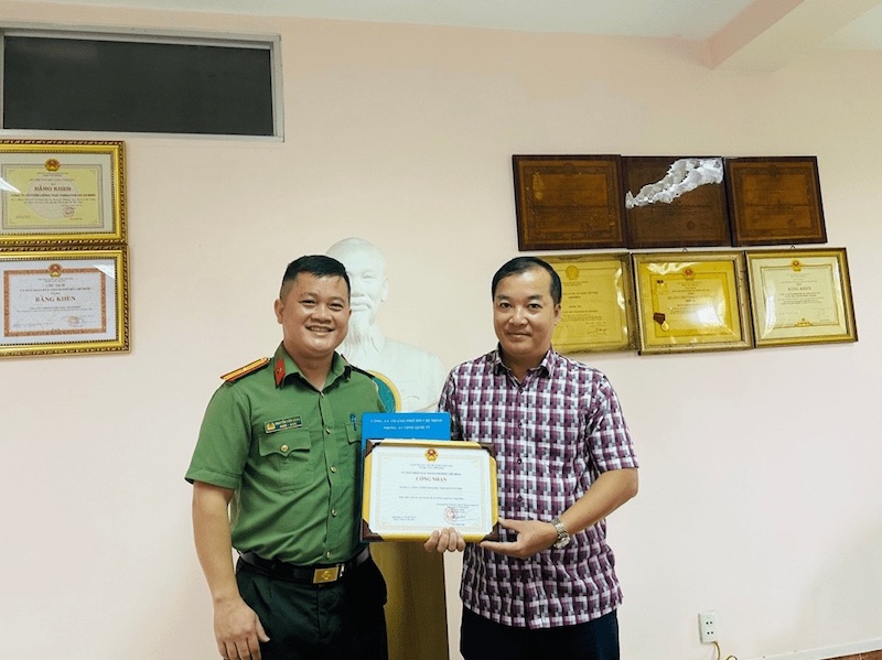 TGĐ Đoàn Quang Long đại diện Công ty nhận bằng khen