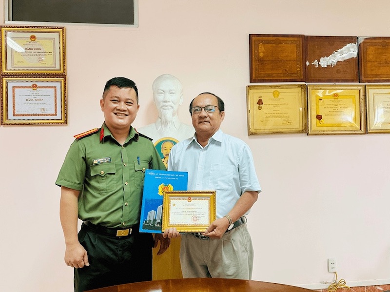 Ông Trần Thanh Tỏ nhận bằng khen của Bộ Công an