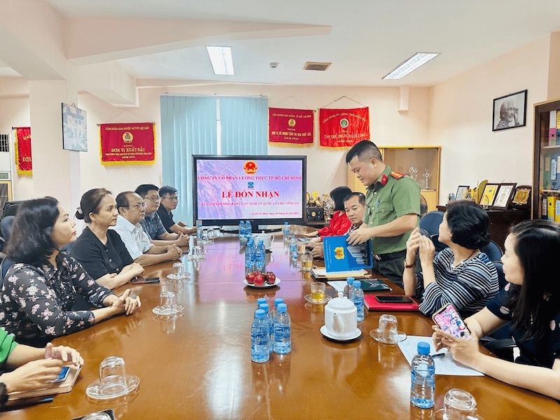 Đồng chí Nguyễn Văn Sáng – Thiếu tá, cán bộ phòng An ninh kinh tế Công an Thành phố Hồ Chí Minh đang đọc quyết định khen thưởng