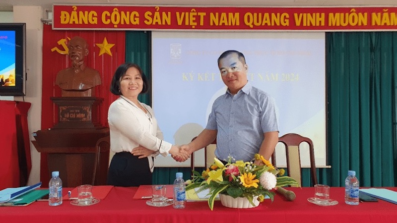 Ảnh: Tổng giám đốc và Chủ tịch CĐCS Công ty ký kết Thỏa ước lao động tập thể năm 2024