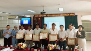 Ảnh: Đại diện tập thể, cá nhân nhận biểu dương, khen thưởng tại Hội nghị