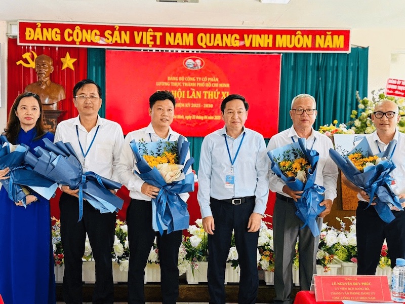 (Đ/c Nguyễn Huy Hưng tặng hoa chúc mừng các đồng chí trúng cử BCH Đảng bộ Công ty cổ phần Lương thực Tp.HCM nhiệm kỳ 2025-2030)