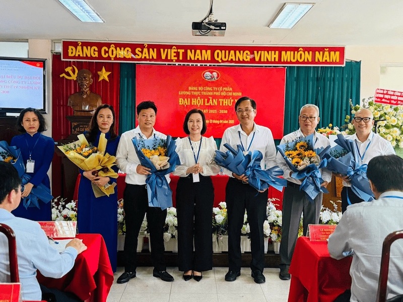 (Đ/c Ngô Thị Thanh Châu tặng hoa chúc mừng các đồng chí trúng cử tham dự Đại hội Đảng bộ Tổng công ty Lương thực miền Nam lần thứ IV, nhiệm kỳ 2025-2030)