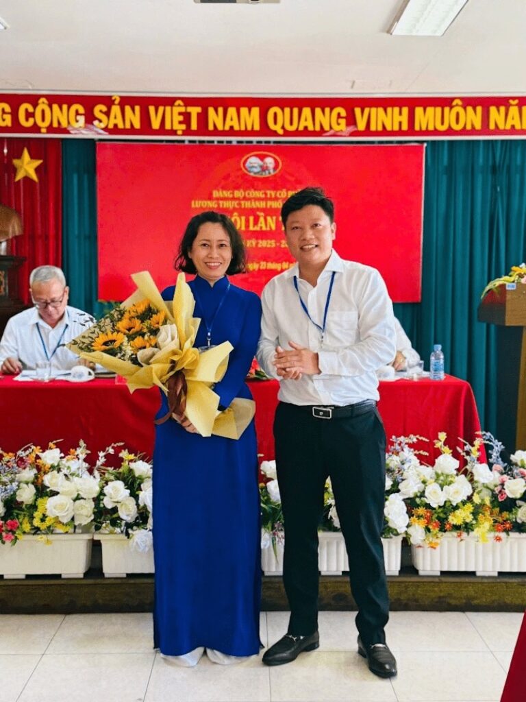 (Đ/c Nguyễn Văn Linh – Phó bí thư Đảng uỷ, Chủ tịch HĐQT Công ty Cổ phần Lương thực TP.HCM tặng hoa chia tay cho đồng chí không trúng cử)