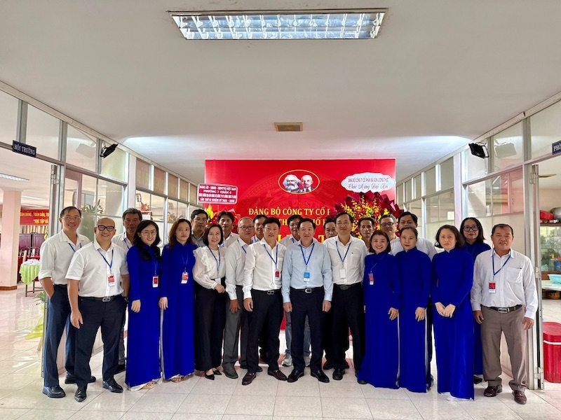 (Đ/c Nguyễn Huy Hưng – Bí thư Đảng uỷ, Chủ tịch HĐQT Tổng Công ty Lương thực Miền Nam chụp ảnh cùng các đại biểu tham dự đại hội)