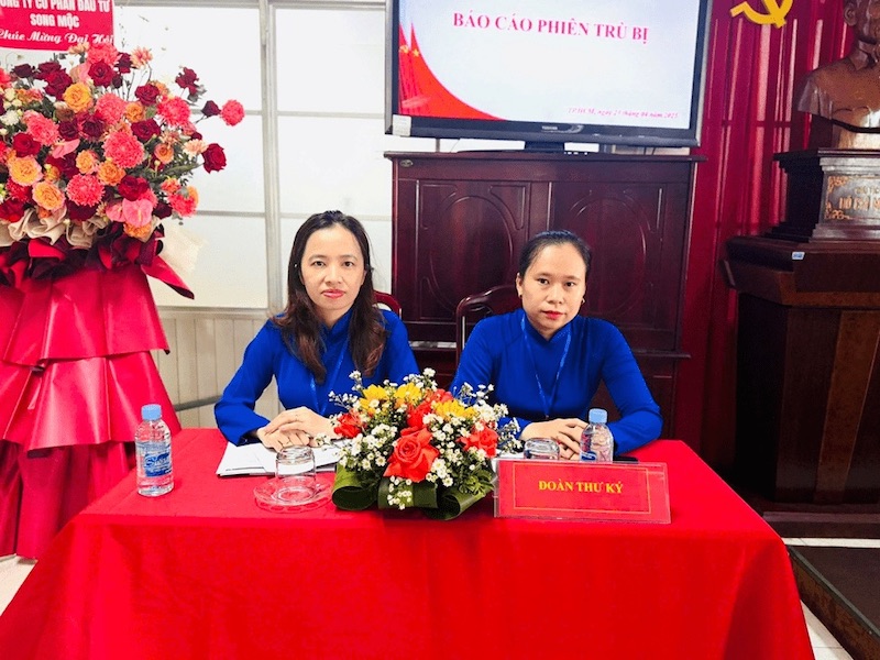 (Các đại biểu trình bày tham luận tại Đại hội)