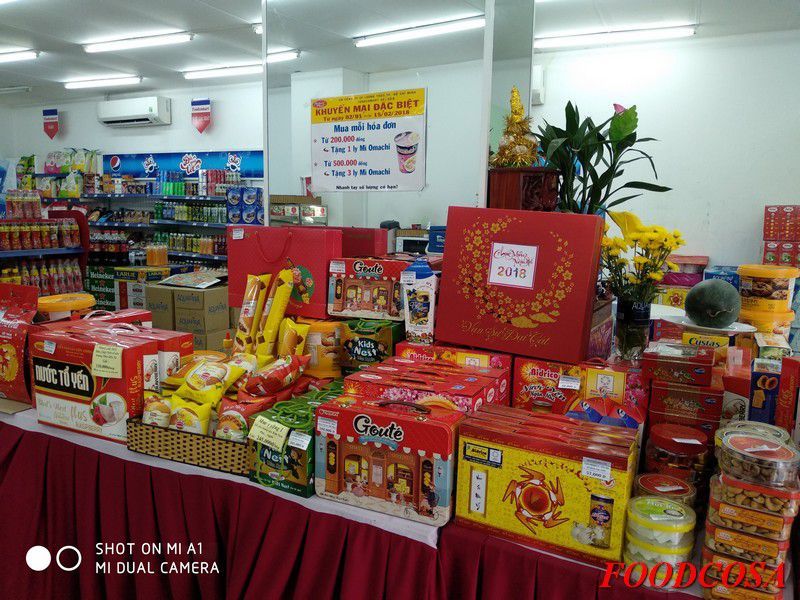 Hàng hóa được trưng bày tại cửa hàng FoodcoMart