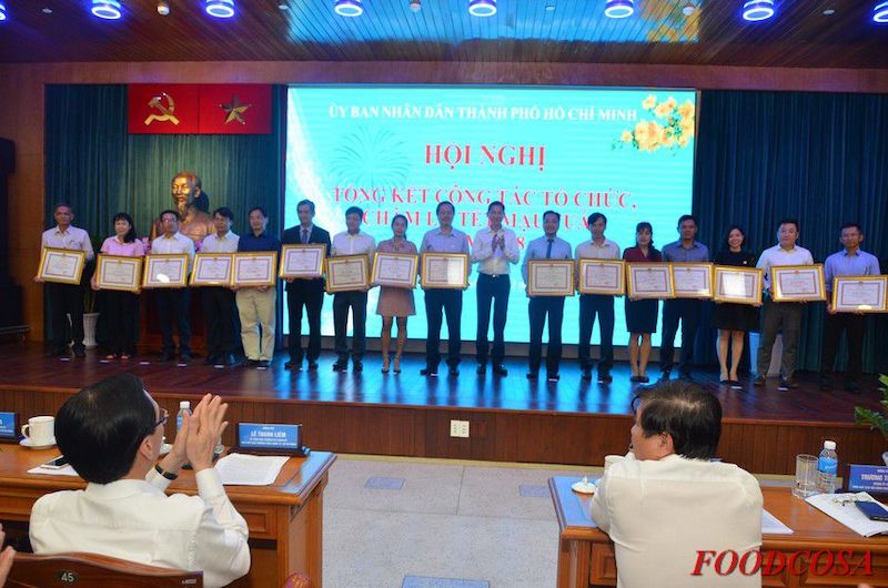 Các đơn vị nhận Bằng khen đợt 5 (Công ty CP LT TPHCM đứng thứ 3 từ phải qua)