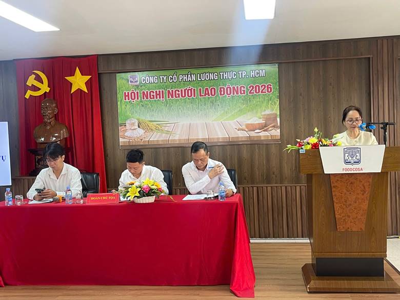 Ảnh: Bà Phạm Thị Phương Lan – Kế toán Trưởng Công ty trình bày báo cáo Tổng kết hoạt động SXKD năm 2025 và kế hoạch SXKD năm 2026