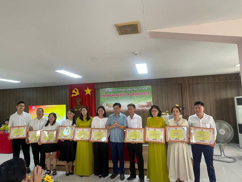 Ảnh: Đại diện tập thể, cá nhân nhận biểu dương, khen thưởng tại Hội nghị